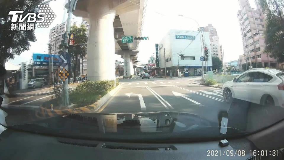 台灣不少路口都有規劃專用左轉道，經常會讓直行車輛通過之後不曉得自己要走哪個車道。(圖片來源/ TVBS)