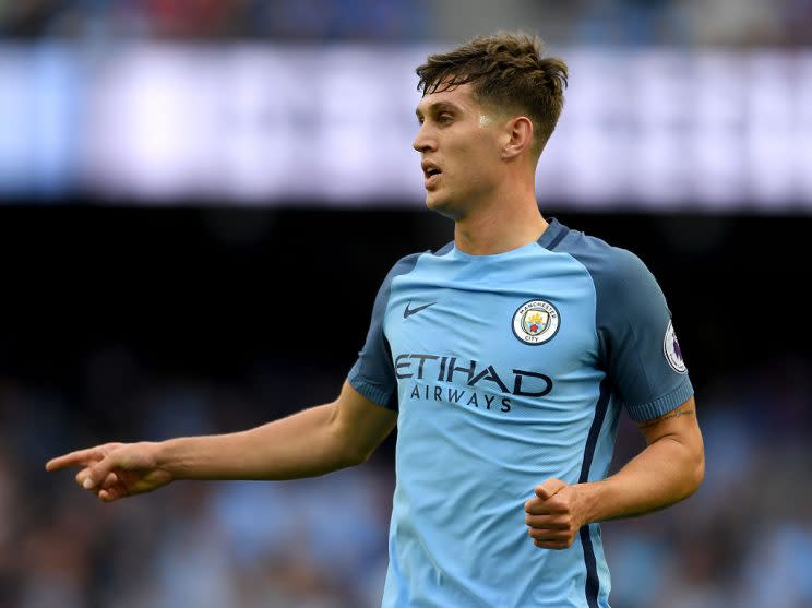 4ª - John Stones (R$ 198,5 milhões): Em sua primeira temporada no comando do Manchester City, o técnico espanhol Pep Guardiola vem promovendo uma reformulação no elenco. Durante a última janela de transferências, o clube inglês gastou cerca de 223 milhões de euros (R$ 796 milhões) na contratação de dez jogadores. Entre os reforços está o jovem zagueiro John Stones, de 22 anos, eleito a revelação do Everton na temporada 2014-15 e contratado por cerca de 55,6 milhões de euros (R$ 198,5 milhões). As principais características que chamaram a atenção de Guardiola são a boa qualidade do passe e o poder de desarme do defensor da seleção inglesa, que foi convocado para a Eurocopa deste ano, mas não participou de nenhuma partida na campanha decepcionante do English Team, eliminado nas oitavas de final pela surpreendente Islândia. Foto: Stu Forster/Getty Images