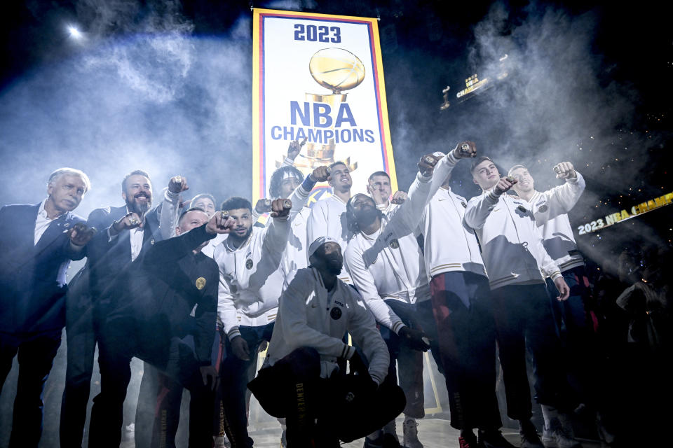 NBA 2023-24賽季開幕日這一天，丹佛金塊隊球員在主場爆滿球迷歡呼聲中，獲頒上賽季的冠軍戒指。（Photo by AAron Ontiveroz/The Denver Post）