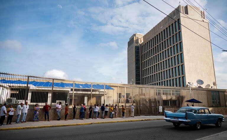  Los cubanos hacen cola para ingresar a la embajada de Estados Unidos en La Habana el 9 de enero de 2024.