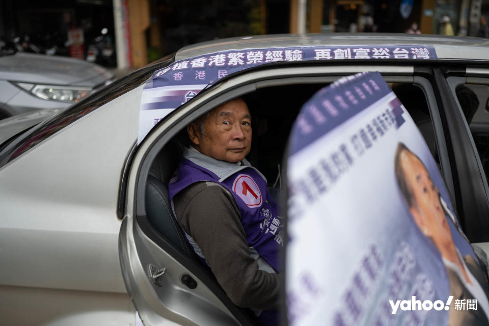 徐百弟成為首位在台港人參選台灣立法委員選舉，他將私家車改裝為宣傳車四出拉票。
