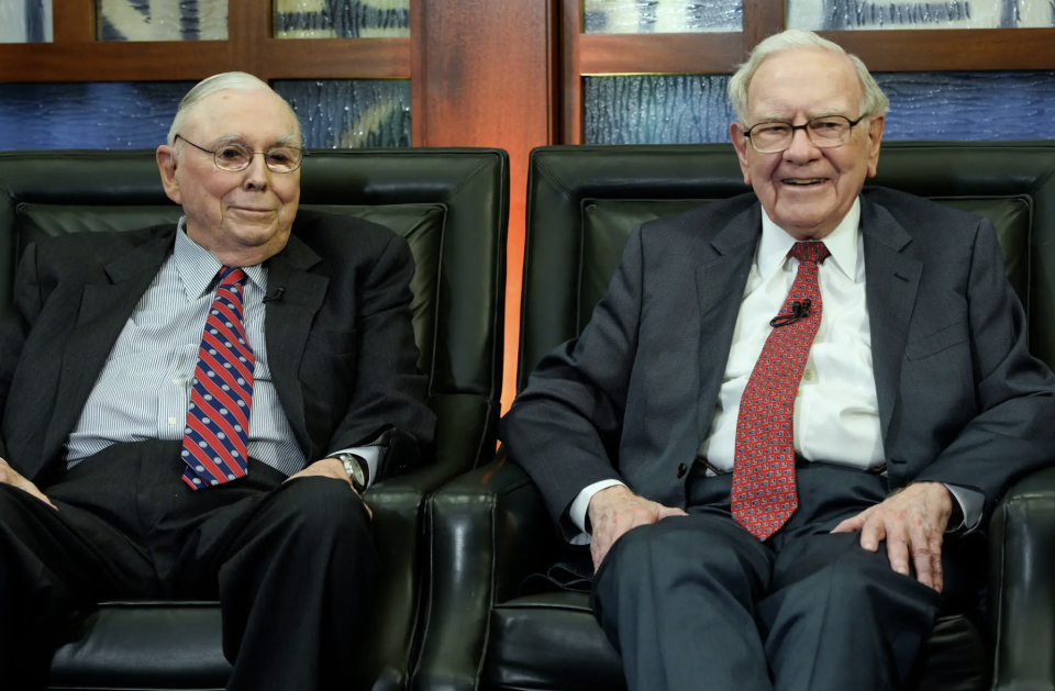 Berkshire-CEO Buffett und Vizevorsitzender Munger. - Copyright: Nati Harnik/Associated Press