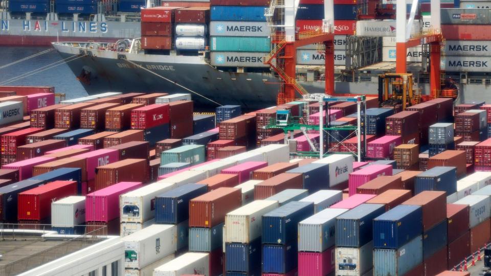 Container stapeln sich im Hafen von Yokohama.