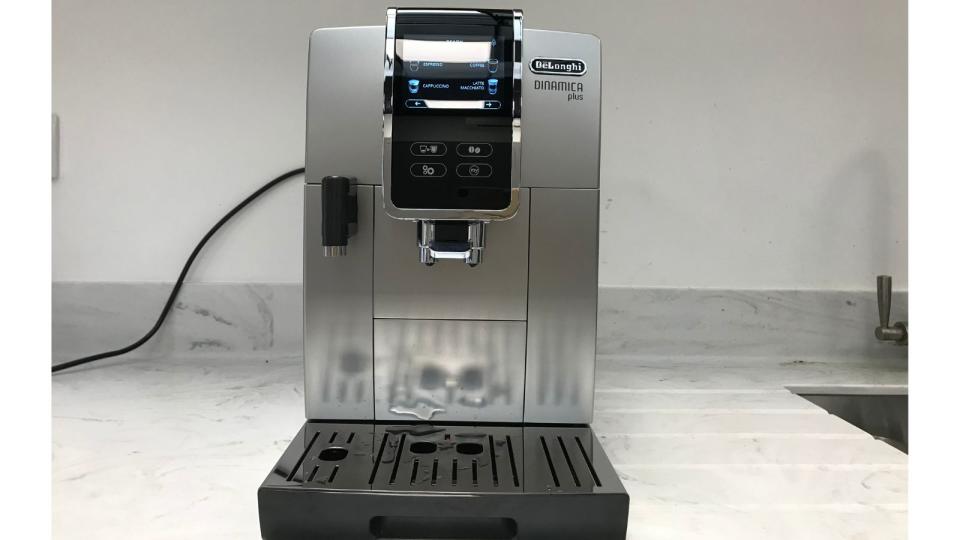 De'Longhi Dinamica Plus on a marble countertop