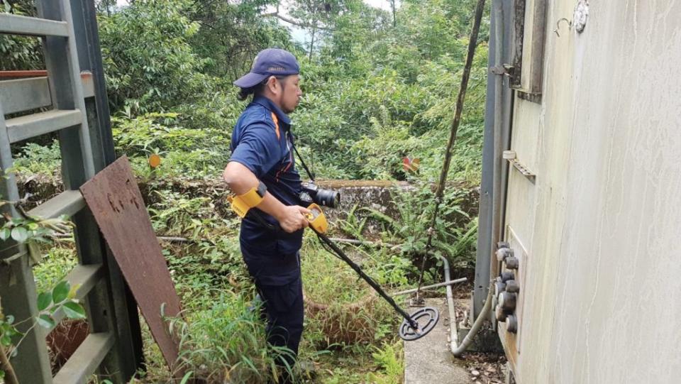 福山植物園１８日收到兩次恐嚇信，宜蘭縣遣刑事大隊、鑑識科等單位入山搜查，雖搜索無爆裂物，為保險起見，警方人員仍留在現場警戒。（宜蘭警方提供）