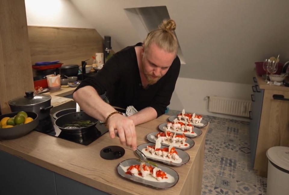 "Rote Versuchung": Beim Baiser-Dessert praktiziert Hannes (31) "perfekte Ausspritztechnik".   (Bild: RTL)