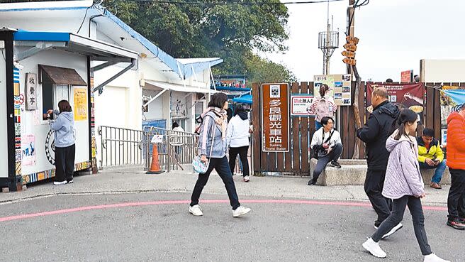 台東多良火車站被譽為「全台最美車站」，每年吸引逾20萬人次造訪，配合農曆春節假期出遊潮，太麻里鄉公所暫緩整修工程，開放攤商進駐營業，但觀光人潮卻較往年減少逾2成。（蕭嘉蕙攝）