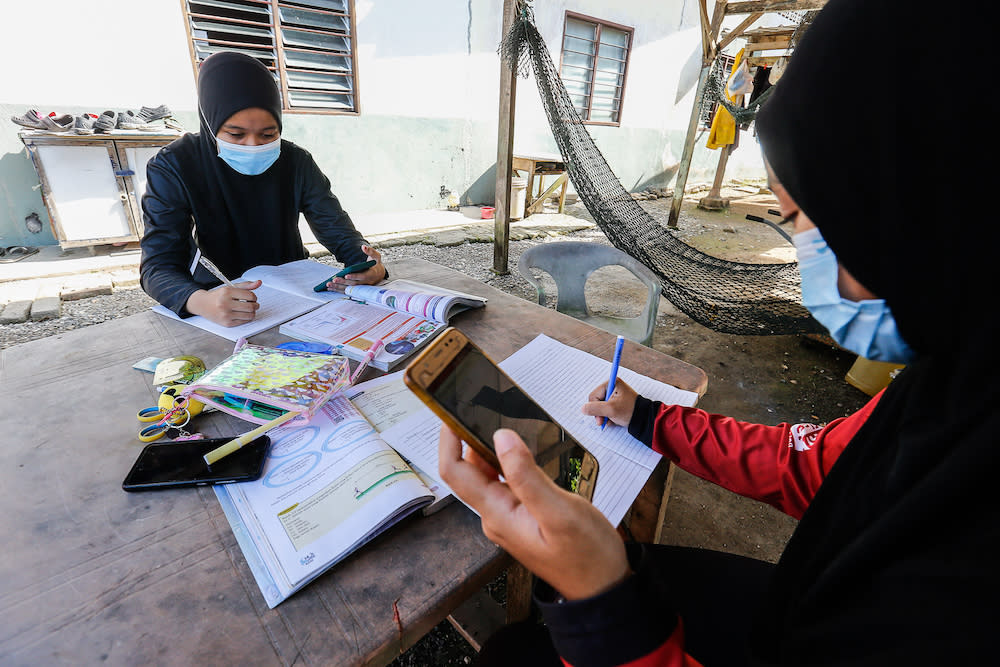 The Rakan Tutor team discovered that on average, a prolonged period of remote learning comes at a cost to students, with an estimated loss of 0.9 years of learning after seven months of school closure.  — Picture by Sayuti Zainudin