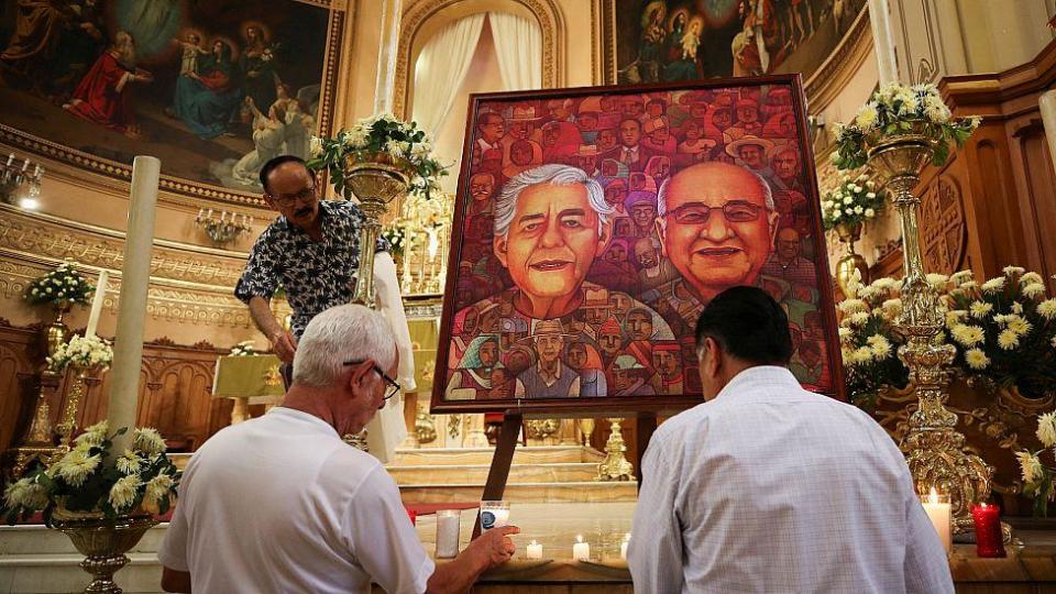 Una pintura en homenaje al padre Mora y el padre Campos 