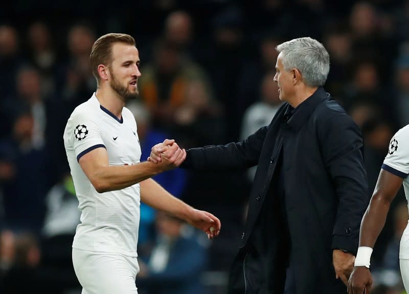 Foto del martes del delantero de Tottenham Hotspur Harry Kane celebrando la victoria en Liga de Campeones junto a su DT Jose Mourinho