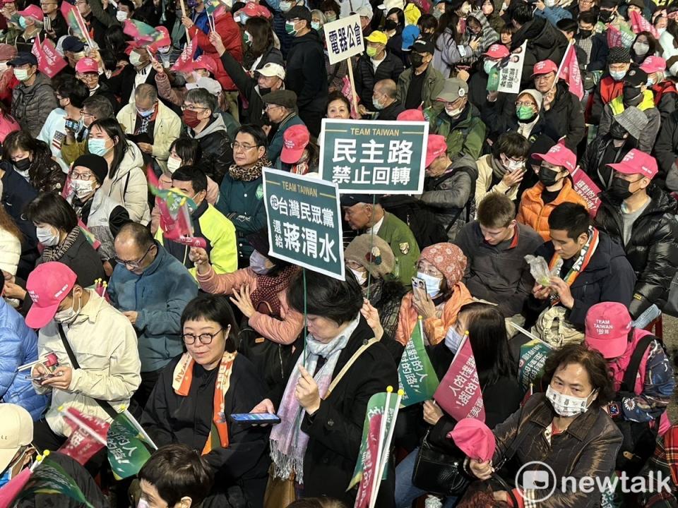  民進黨支持者登上凱道，高舉應援看板。 圖：黃宣尹攝 