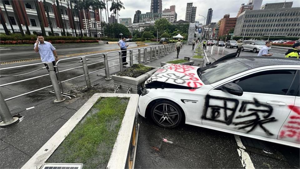 快新聞／扯！賓士男先闖AIT按喇叭、再撞總統府花台　警火速逮人