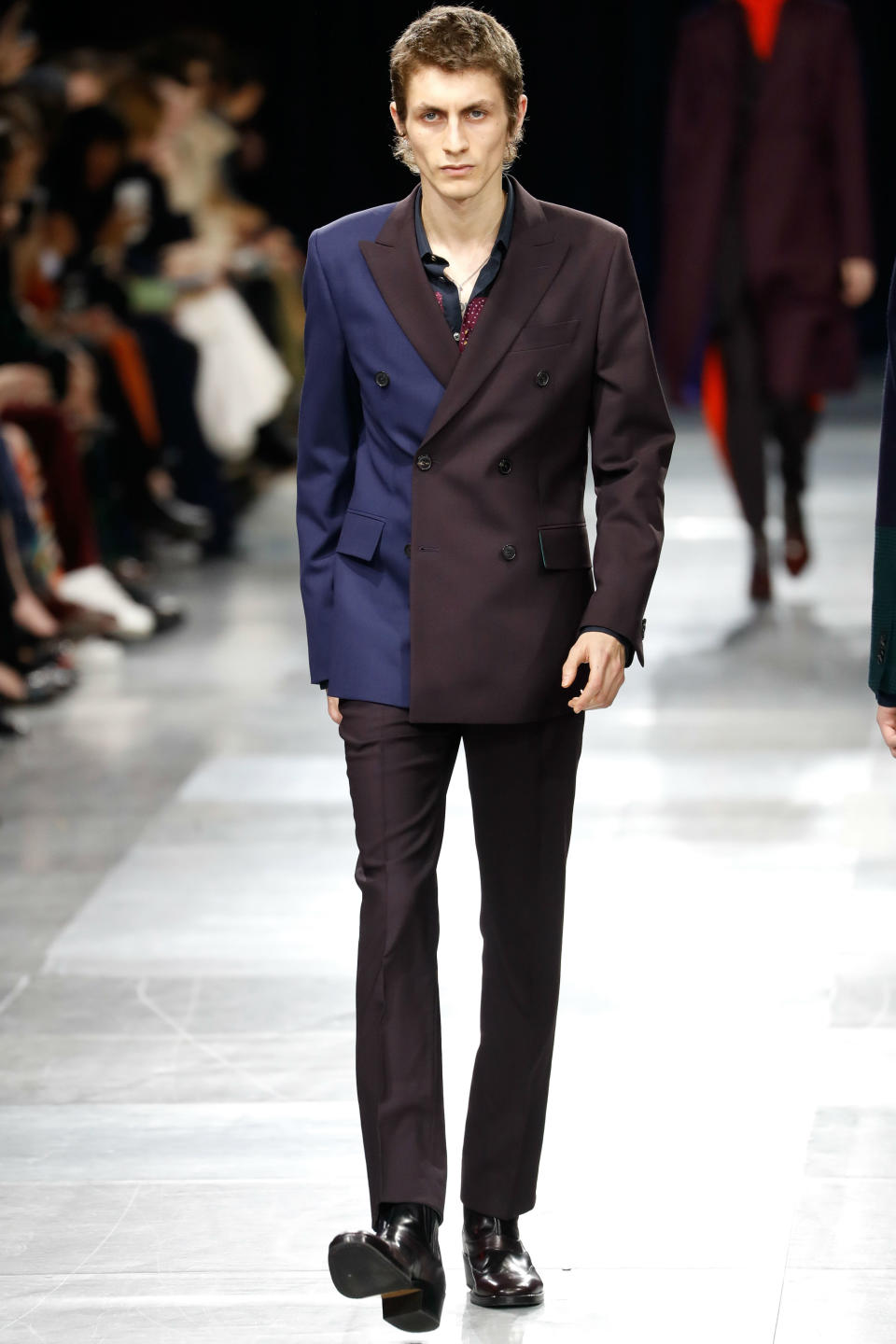 <p>Terminamos con otra de las tendencias que ha dado que hablar en la semana de la moda masculina: los trajes bicolor de Paul Smith. (Foto: AFP). </p>