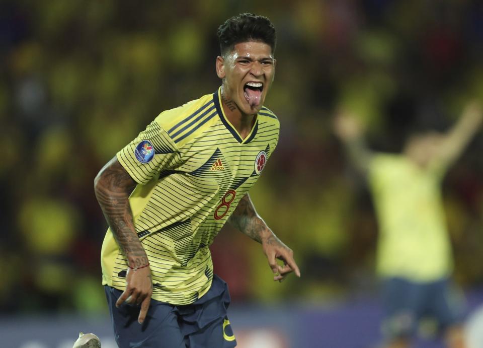 Jorge Carrascal, de la selección de Colombia, festeja tras marcar un gol frente a Ecuador durante el Preolímpico Sudamericano, el martes 21 de enero de 2020, en Armenia (AP Foto/Fernando Vergara)