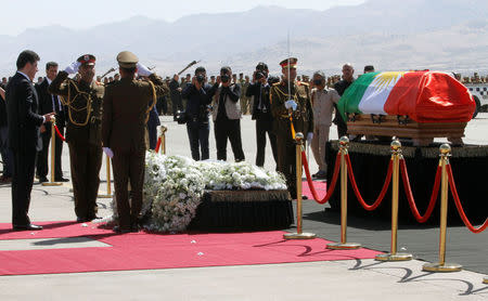 Iraq's Kurdish Regional Prime Minister Nechirvan Barzani prays in front of the coffin of former Iraqi president Jalal Talabani at Sulaimaniya Airport, Iraq October 6, 2017. REUTERS/Ako Rasheed