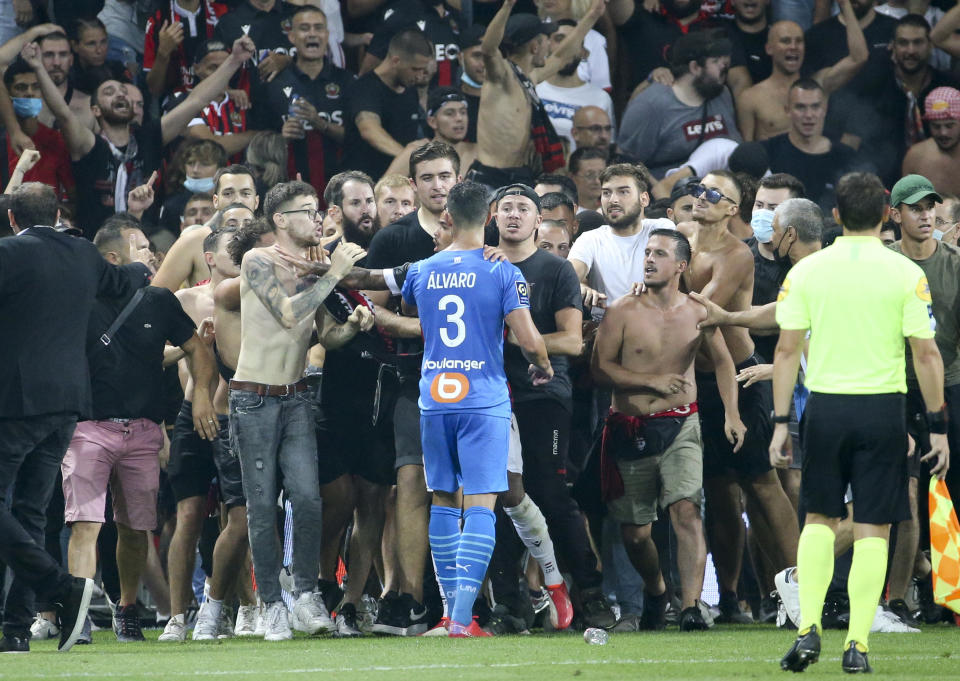 NICE, FRANCE - AUGUST 22: Incidents between the players of Marseille - here Alvaro Gonzalez of OM - and the supporters of Nice who entered the pitch during the Ligue 1 match between OGC Nice (OGCN) and Olympique de Marseille (OM) at Allianz Riviera Stadium on August 22, 2021 in Nice, France. (Photo by John Berry/Getty Images)