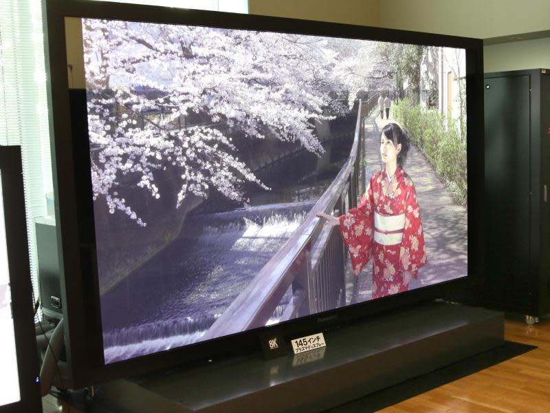 Ein Fernseher mit dem Standard Super Hi-Vision (8K) ist im Forschungszentrum des japanischen TV-Senders NHK in Tokio zu sehen. Foto: Christoph Dernbach