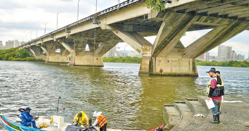 新北市浮洲橋下大漢溪7日起陸續出現大量魚群暴斃，數百隻魚屍在水面上載浮載沉，環保局獲報後派員前往稽查，並派員清除魚屍。（圖／新北市環保局提供／呂健豪新北傳真）