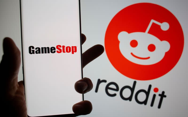 FOTO DE ARCHIVO: El logo de GameStop se ve delante del logo de Reddit en esta ilustración