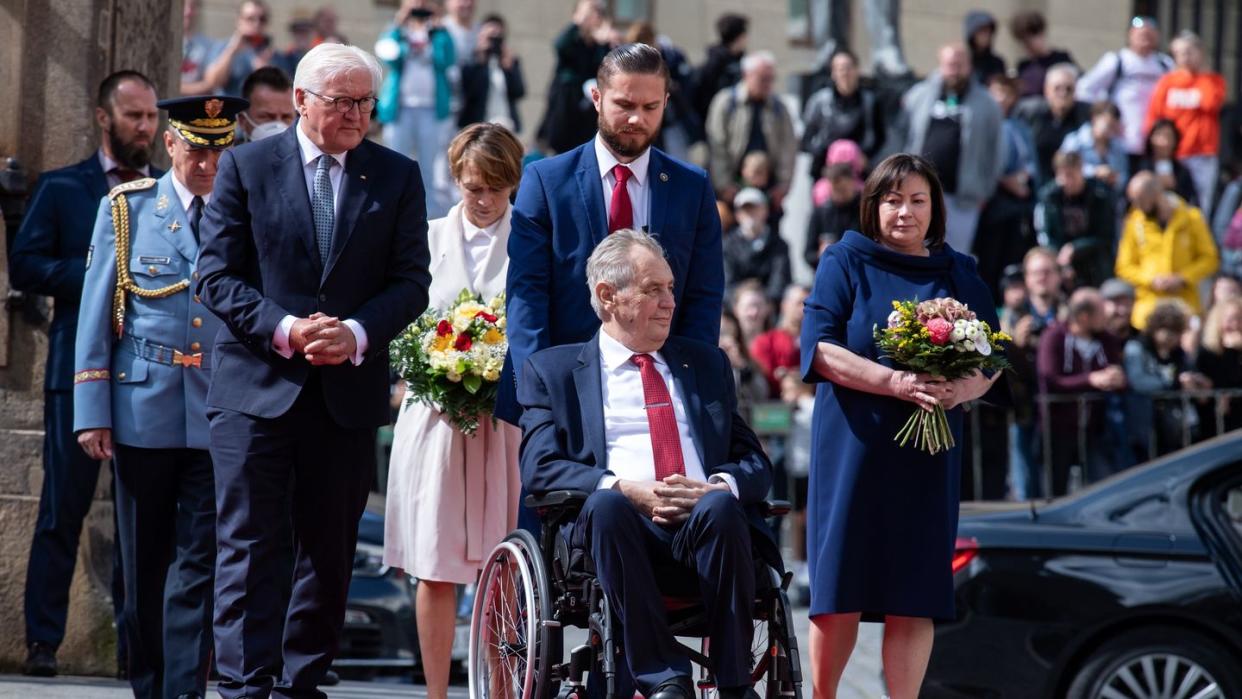 Bundespräsident Frank-Walter Steinmeier und seine Frau Elke Büdenbender werden vom tschechischen Präsidenten Milos Zeman und dessen Frau an der Prager Burg empfangen.