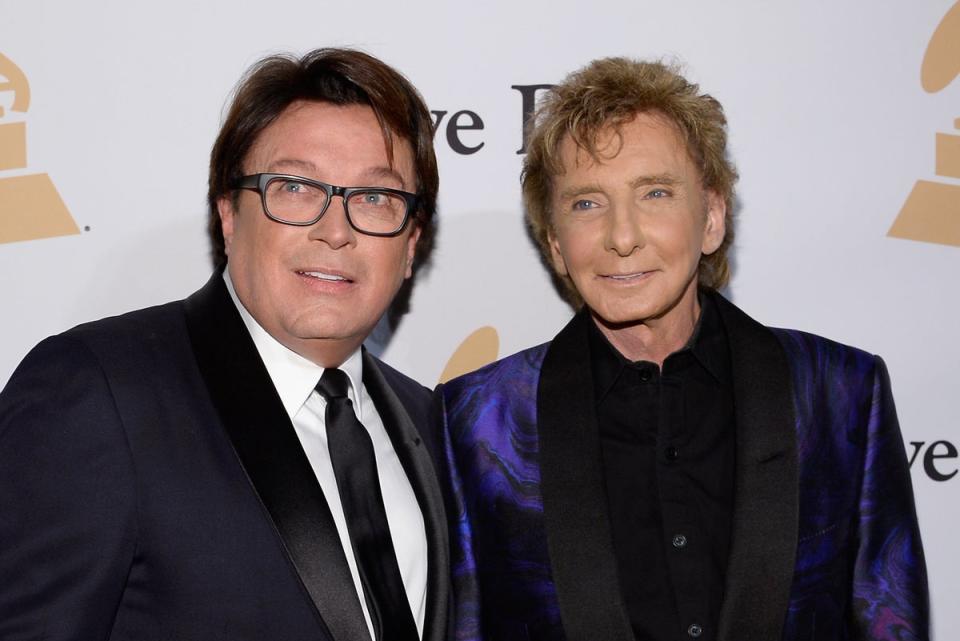 Garry Kief (left) and Barry Manilow in 2016 (Getty Images)