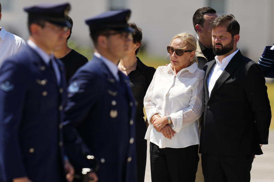 Cecilia Morel, viuda del exmandatario chileno Sebastián Piñera, junto al presidente Gabriel Boric tras la llegada al aeropuerto de los restos de Piñera, el miércoles 7 de febrero de 2024, en Santiago, Chile. El dos veces presidente de Chile murió el 6 de febrero en un choque de helicóptero. Tenía 74 años. (AP Foto/Esteban Félix)