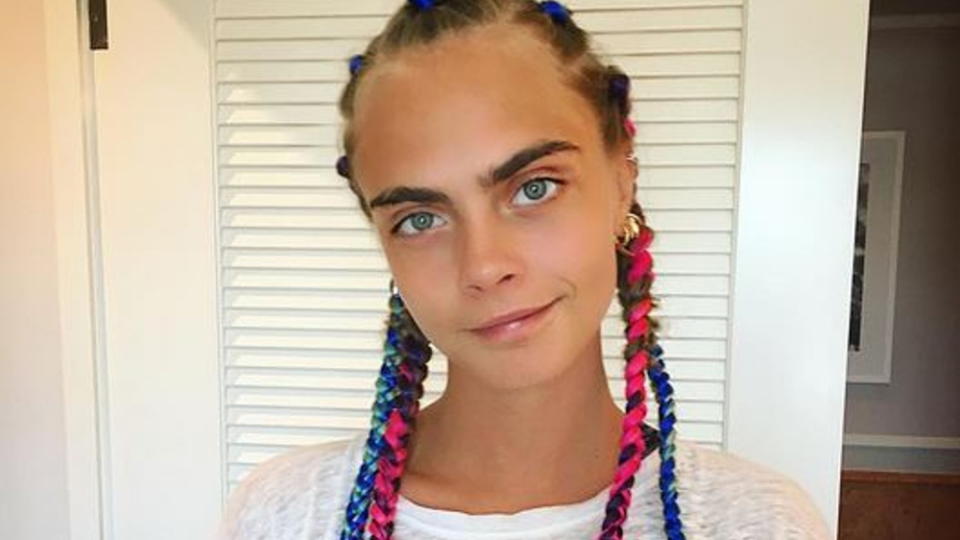 Auch Cara Delevingne liebt die bunten Zöpfe