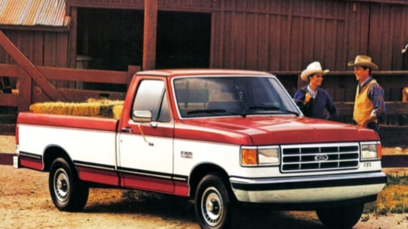 圖／1980年的Ford F-150，是老貨卡迷心目中的經典，最近有美國Ford經銷商提供復古烤漆服務，能把全新2021 Ford F-150重新打造1980年代的樣貌。