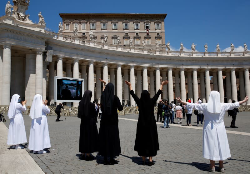 FOTO DE ARCHIVO: Las monjas reaccionan mientras el Papa Francisco dirige la oración Regina Coeli desde en el Vaticano, el 31 de mayo de 2020