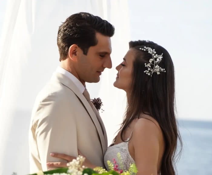 Kaan Urgancıoğlu y Pinar Deniz en su boda en la ficción en Secretos de familia