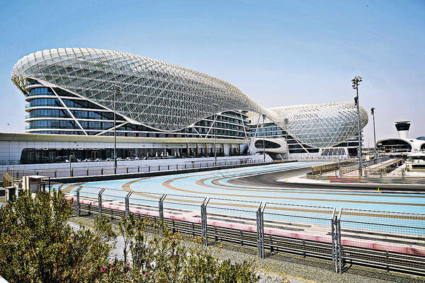 建於F1賽道旁的Yas Viceroy Hotel，可讓住客居高臨下欣賞賽車。