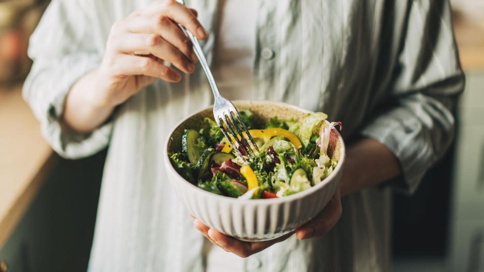 Una persona comiendo una ensalada