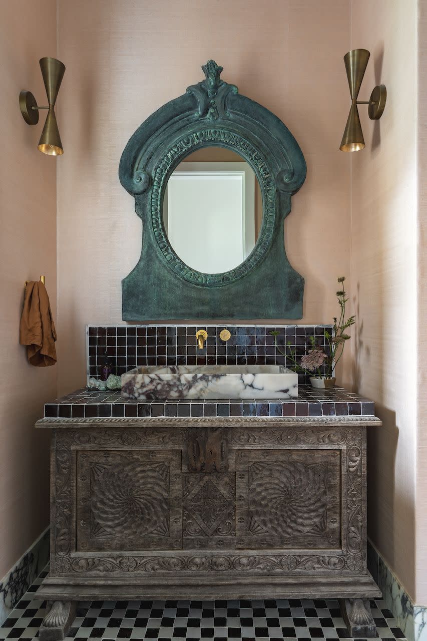 statement mirrors bathroom trends