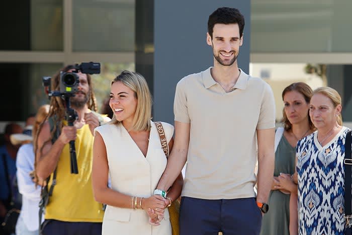 Sergio Rico y Alba Silva, felices y muy emocionados a las puertas del hospital en el que ha estado ingresado dos meses y medio