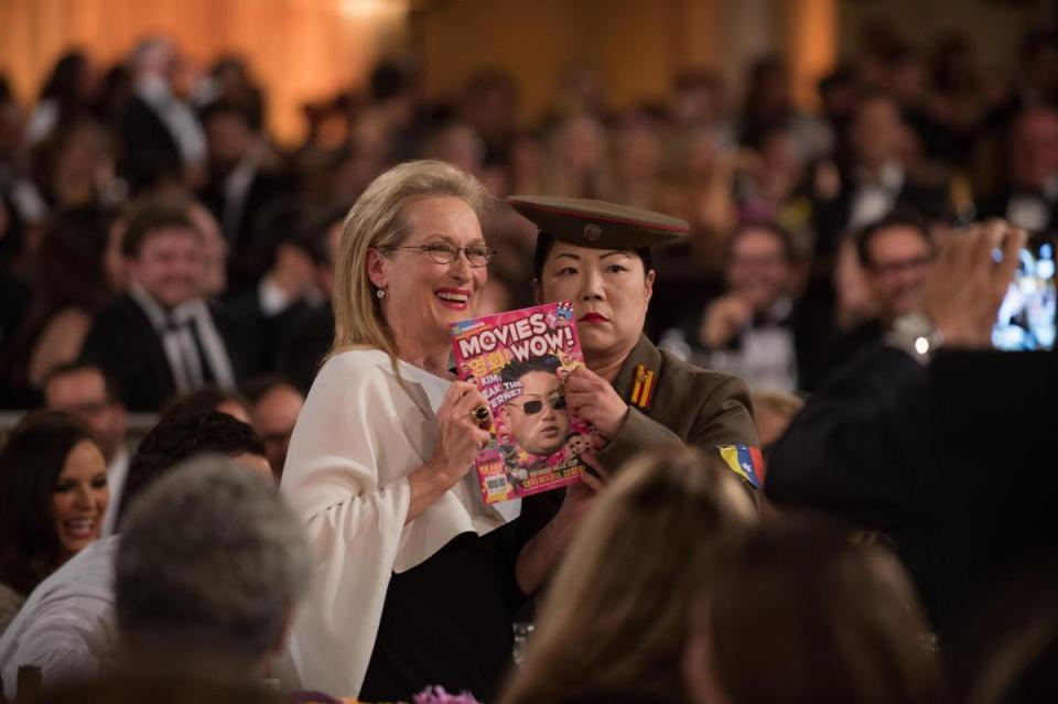2015年金球獎頒獎典禮上，飾演北韓記者的趙牡丹（右）拿虛構的雜誌和梅莉史翠普合照，封面是北韓領導人金正恩。 （東方IC）