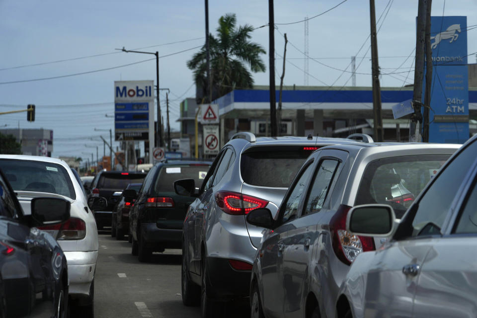 Cars queue outside a petrol station in Lagos, Nigeria, Wednesday, June. 22, 2022. (AP Photo/Sunday Alamba)