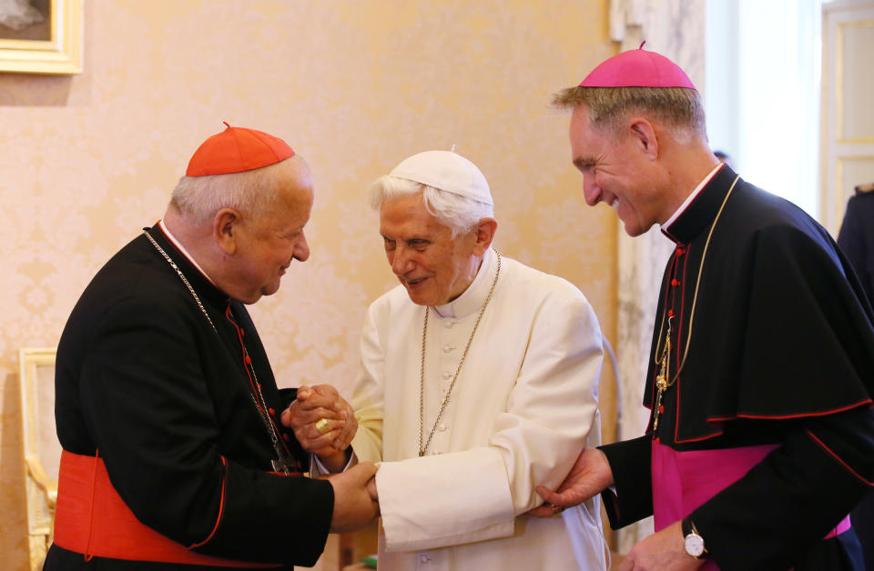 Los hermanos Ratzinger (izquierda y centro) en una foto de 2015). (Photo by Grzegorz Galazka\Mondadori via Getty Images)