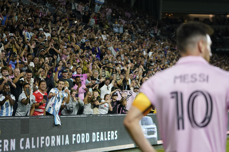 ARCHIVO - Hinchas alientan mientras Lionel Messi (10) del Inter Miami aguarda para ejecutar un tiro de esquina en el partido de la MLS contra LAFC, el domingo 3 de septiembre de 2023, en Los Ángeles. (AP Foto/Ryan Sun)