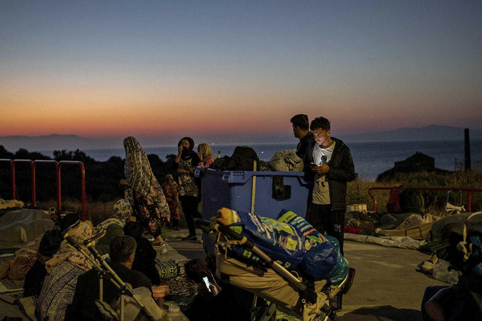 2020年9月11日，希臘萊斯沃斯島上上的莫里亞營地著火後，難民和移民在加油站找到住處。