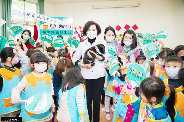 宜蘭縣長林姿妙特別來到頭城幼兒園跟小朋友分享曾經飼養狗狗的經驗，並宣導愛護動物的觀念。（圖：宜蘭縣政府提供）