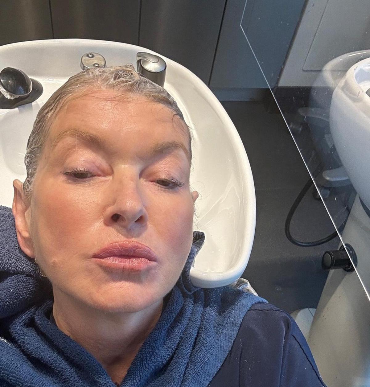 Martha Stewart Shares Salon Selfies Highlighting Her 'Great' Skin:  'Unfiltered. No Facelift