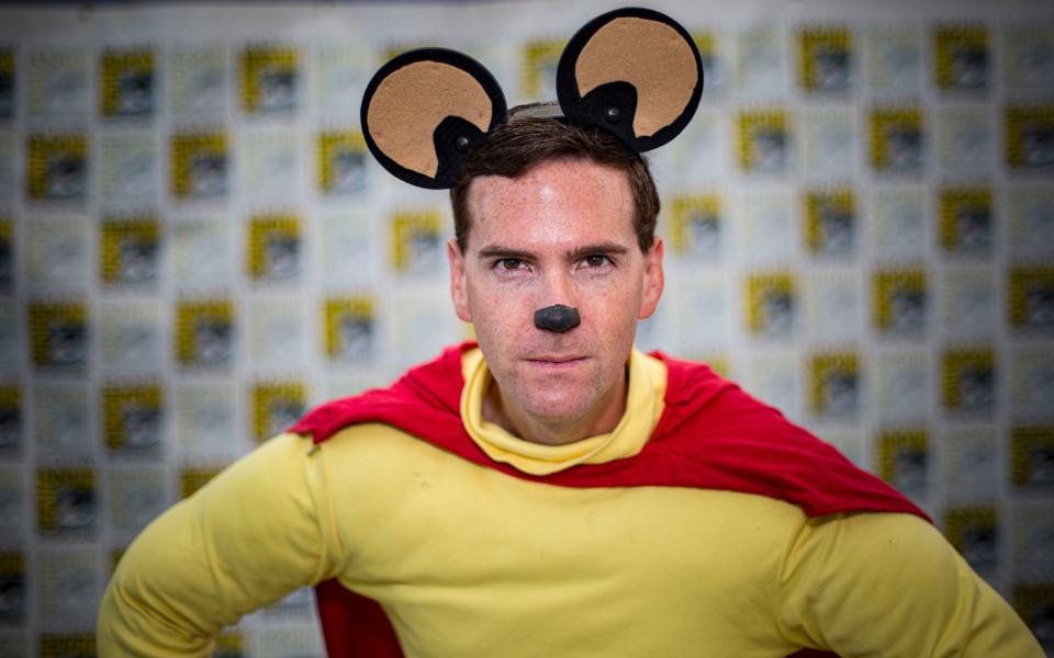 <p>Seit den späten 80-ern ist "Mighty Mouse" weitestgehend von der Bildfläche verschwunden, in Vergessenheit aber geriet die kleine Supermaus nie. Im Bild: ein "Mighty Mouse"-Fan bei der Comic-Con 2019 in San Diego. (Bild: Daniel Knighton/Getty Images)</p> 