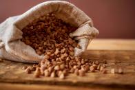 <p>Ebenso wie Amarant und Quinoa zählt auch Buchweizen zu den glutenfreien Getreidealternativen. Buchweizen ist reich an essenziellen Aminosäuren sowie Mineralstoffen wie Phosphor, Magnesium, Eisen, Zink, Kupfer und Mangan. Als ganzes Korn, Mehl, Schrot oder auch gekeimt findet sich Buchweizen in Porridge, Salaten, Galettes oder auch in Buddha Bowls wieder. (Bild: iStock/oska25)</p> 