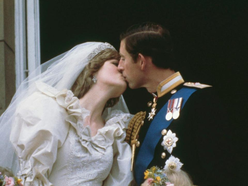 Diana and Charles wedding kiss