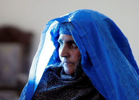 Sharbat Gula (R), the green-eyed "Afghan Girl" whose 1985 photo in National Geographic became a symbol of her country's wars, arrives to meet with Afghanistan's President Ashraf Ghani in Kabul, Afghanistan November 9, 2016. REUTERS/Mohammad Ismail