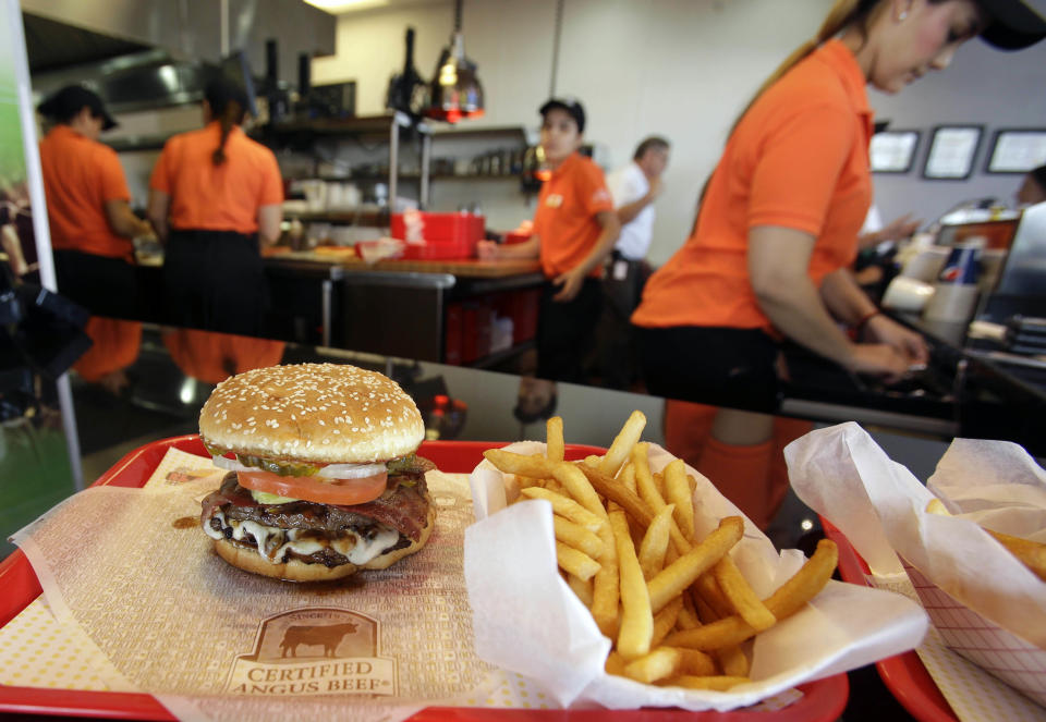 A la mayoría de los estadounidenses no entusiasma la idea de comer carne de laboratorio. (AP foto/Alan Diaz)