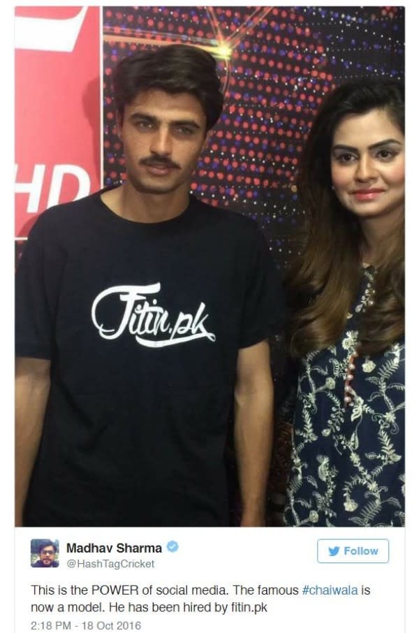 Arshad Khan, o Chaiwala, es un guapo vendedor ambulante paquistaní