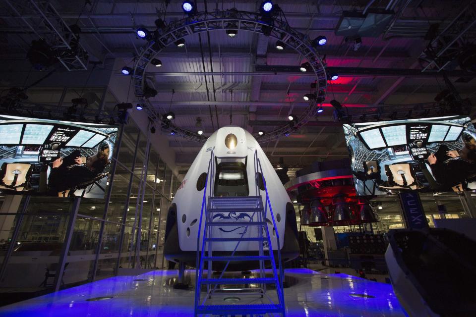 SpaceX CEO Elon Musk sits inside the Dragon V2 spacecraft after it was unveiled in Hawthorne, California May 29, 2014. Space Exploration Technologies, or SpaceX, on Thursday unveiled an upgraded passenger version of the Dragon cargo ship NASA buys for resupply runs to the International Space Station. (REUTERS/Mario Anzuoni)