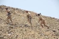 Soldiers loyal to Yemen's President Abd-Rabbu Mansour Hadi walk to the frontline of fighting against Houthi rebels in Makhdara area of Marib province, Yemen June 28, 2017. Picture taken June 28, 2017. REUTERS/Ali Owidha