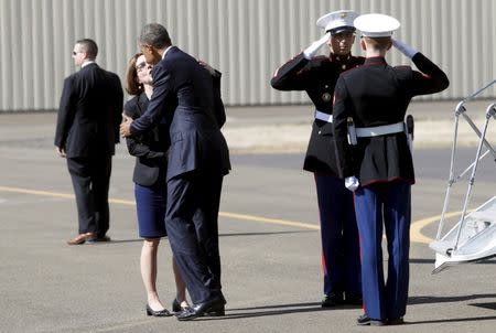 U.S. President Barack Obama is greeted by Oregon Governor Kate Brown upon his arrival on Marine One in Roseburg, Oregon October 9, 2015. REUTERS/Kevin Lamarque